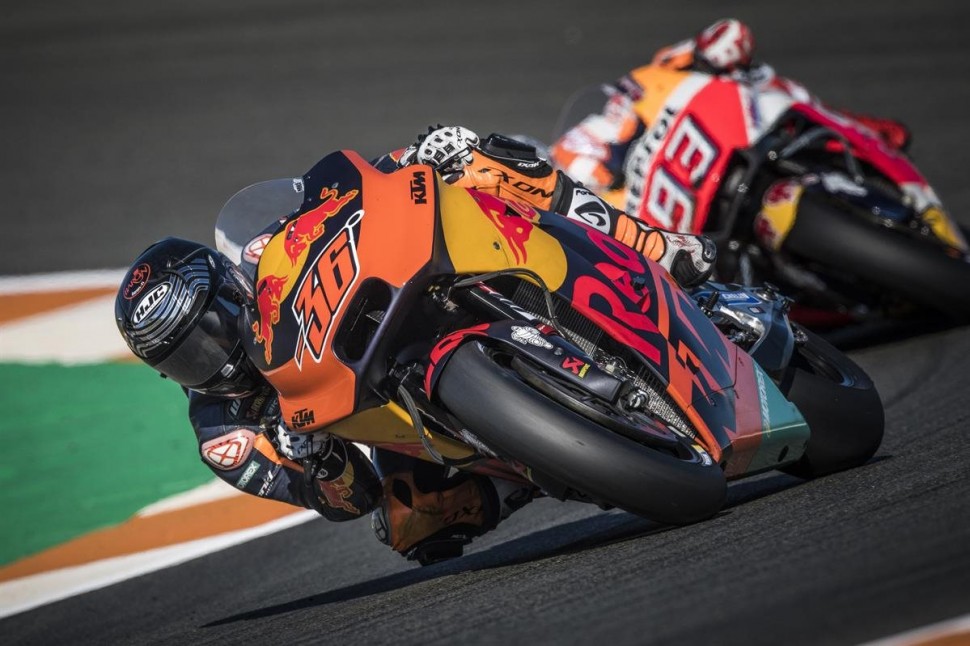 Тест-пилот KTM Мика Каллио, позади - 4-кратный чемпион MotoGP Марк Маркес на Honda Тест-пилот KTM Мика Каллио, позади - 4-кратный чемпион MotoGP Марк Маркес на Honda