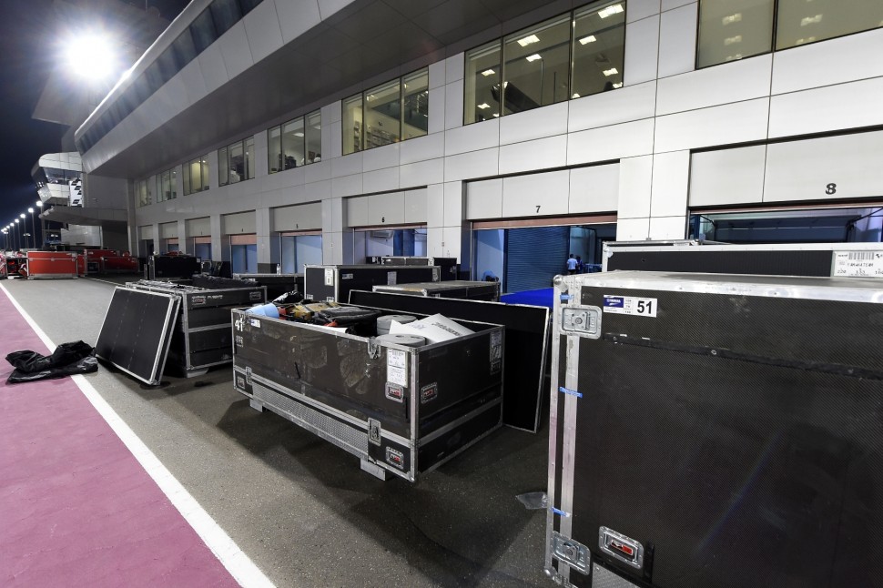 По завершении Гран-При Катара у Dorna Sports есть 4-6 часов для того, чтобы собрать паддок в контейнеры и загрузить все в фуры По завершении Гран-При Катара у Dorna Sports есть 4-6 часов для того, чтобы собрать паддок в контейнеры и загрузить все в фуры
