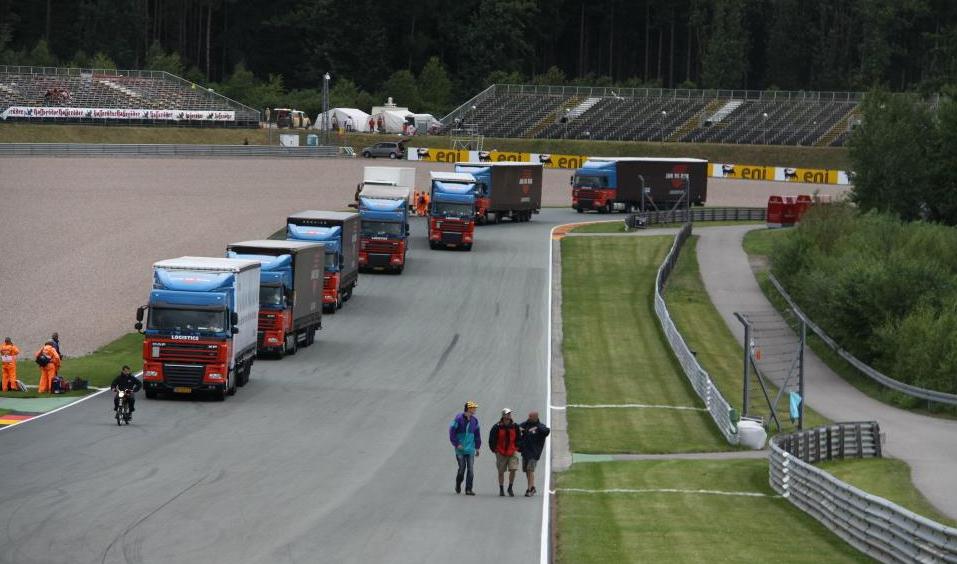 Все оборудование, рекламные компоненты и снаряжение Dorna Sports возит с собой по миру Все оборудование, рекламные компоненты и снаряжение Dorna Sports возит с собой по миру