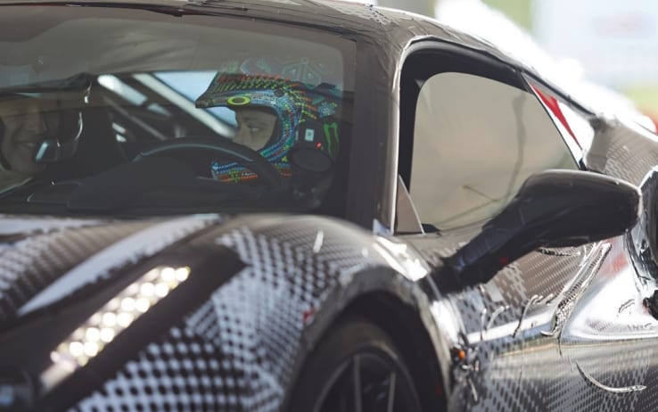 Валентино Росси за рулем Ferrari 488 Pista Валентино Росси за рулем Ferrari 488 Pista