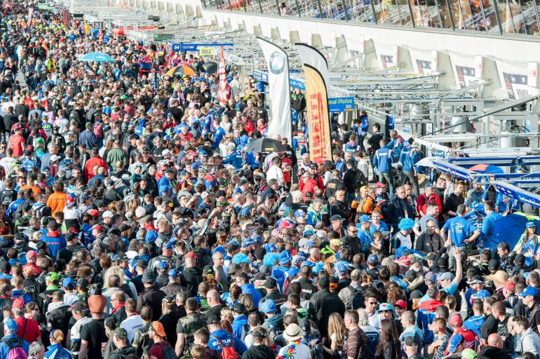 24 Heures Motos - всемирно известная гонка, такая же, как и автомобильный Le Mans 24 24 Heures Motos - всемирно известная гонка, такая же, как и автомобильный Le Mans 24