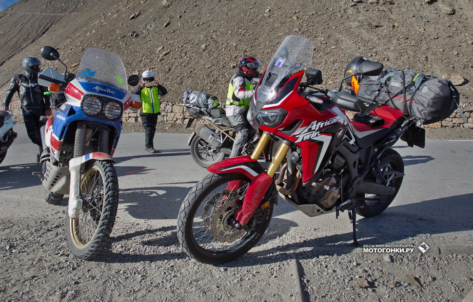 Honda XRV650 Africa Twin Adventure Sports 1988 г.в. встречается с CRF1000L на Col de la Bonnette во Франции Honda XRV650 Africa Twin Adventure Sports 1988 г.в. встречается с CRF1000L на Col de la Bonnette во Франции