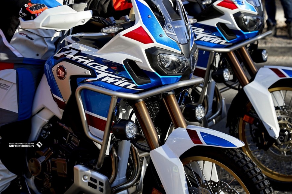 Honda CRF1000L Adventure Sports: расширенный функционал защитных дуг - для установки дополнительного света Honda CRF1000L Adventure Sports: расширенный функционал защитных дуг - для установки дополнительного света