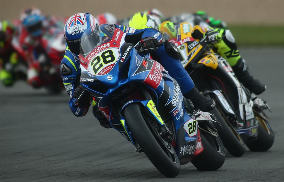 Брадли Рэй выигрывает дубль в дебюте British Superbike в Donington Park Брадли Рэй выигрывает дубль в дебюте British Superbike в Donington Park