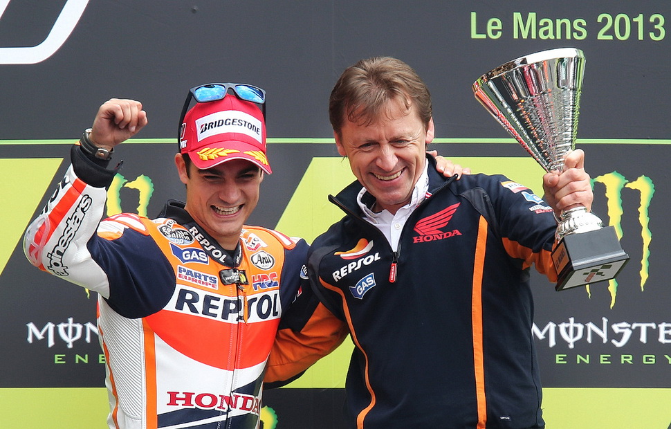 Майк Ляйтнер, шеф гоночной бригады Дани Педросы в Repsol Honda вместе со своим пилотом на подиуме Гран-При Франции 2013 года Майк Ляйтнер, шеф гоночной бригады Дани Педросы в Repsol Honda вместе со своим пилотом на подиуме Гран-При Франции 2013 года