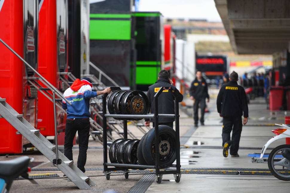 Утром пятницы на Motorland Aragon шел дождь, но сейчас асфальт уже сухой Утром пятницы на Motorland Aragon шел дождь, но сейчас асфальт уже сухой