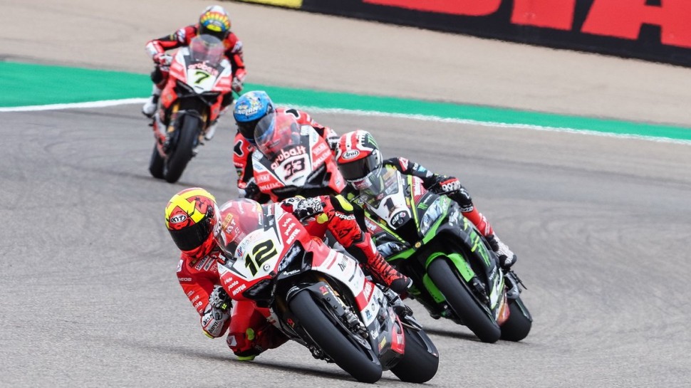 Чави Форес из Barni Ducati быстро прорвался в лидеры и до последнего боролся за 2-е место с Рэем и Девисом Чави Форес из Barni Ducati быстро прорвался в лидеры и до последнего боролся за 2-е место с Рэем и Девисом