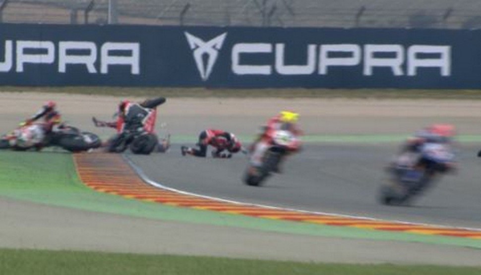 Массовый завал в 11-м повороте Motorland Aragon: Леон Камье пострадал больше всех Массовый завал в 11-м повороте Motorland Aragon: Леон Камье пострадал больше всех