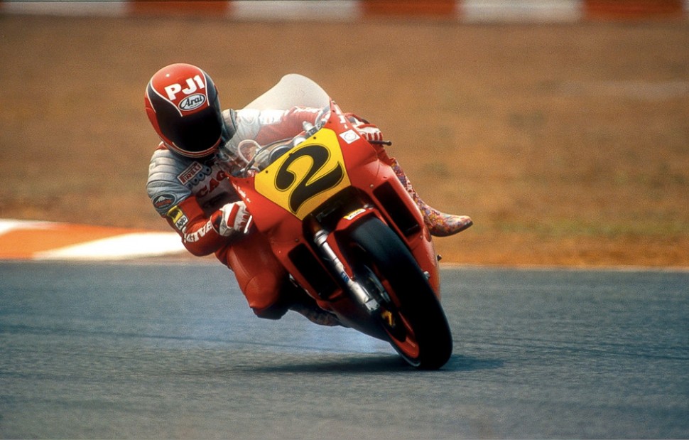 Классической фото: Мамола на борту 500-кубового Cagiva в затяжном дрифте Классической фото: Мамола на борту 500-кубового Cagiva в затяжном дрифте