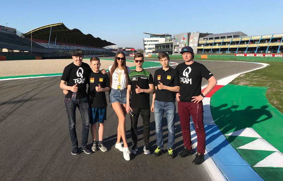 На ознакомлении с TT Circuit Assen Артему и Саше очень помог опыт Никиты Калинина из WorldSSP300 На ознакомлении с TT Circuit Assen Артему и Саше очень помог опыт Никиты Калинина из WorldSSP300