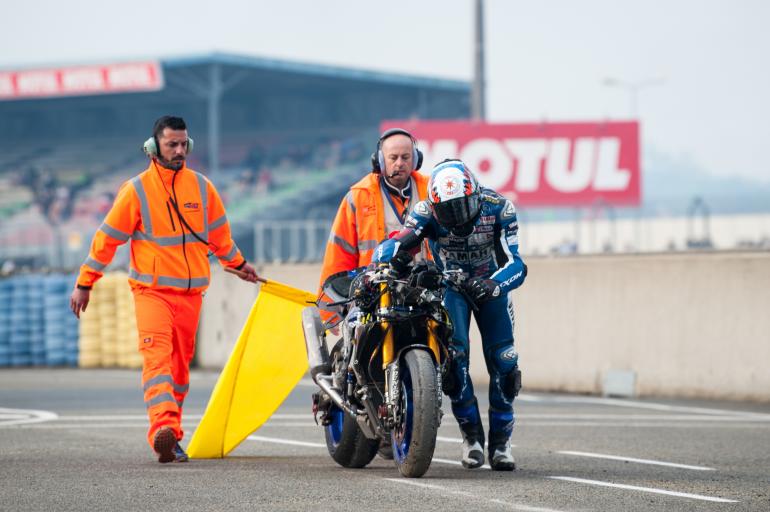 Давид Чека толкает GMT94 Yamaha в гараж Давид Чека толкает GMT94 Yamaha в гараж
