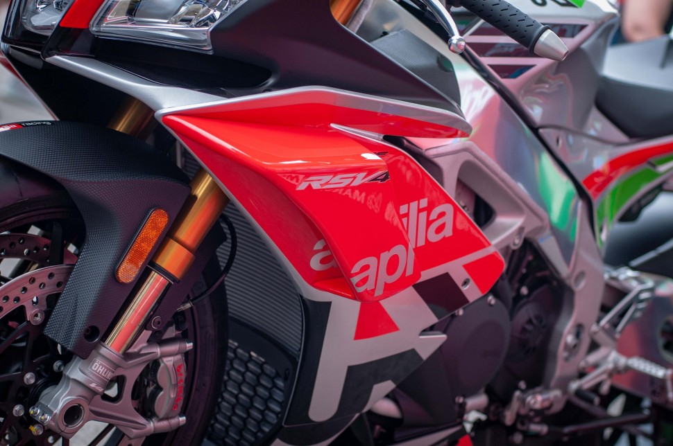 Aprilia RSV4 RF LE с винглетами Aprilia RSV4 RF LE с винглетами