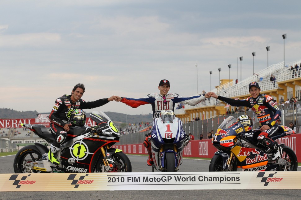 Первый чемпион Moto2 в одной линии с чемпионом MotoGP Хорхе Лоренцо и юным Маркесом, чемпионом GP125 Первый чемпион Moto2 в одной линии с чемпионом MotoGP Хорхе Лоренцо и юным Маркесом, чемпионом GP125