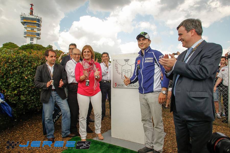Церемония закладки таблички с именем Лоренцо напротив 15-го поворота Circuito de Jerez Церемония закладки таблички с именем Лоренцо напротив 15-го поворота Circuito de Jerez