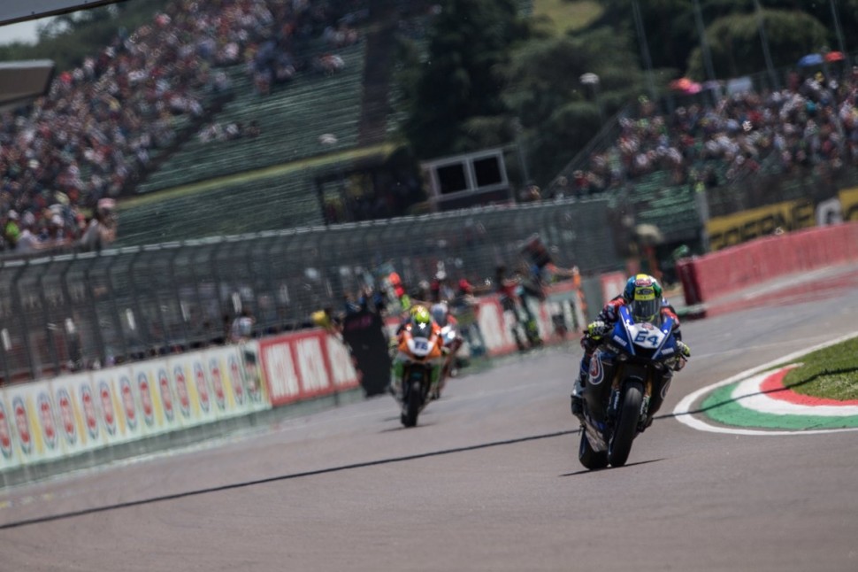 Карикасуло подхватил упавшее из рук напарника знамя GRT Yamaha, но вскоре сам оказался под огнем противника Карикасуло подхватил упавшее из рук напарника знамя GRT Yamaha, но вскоре сам оказался под огнем противника