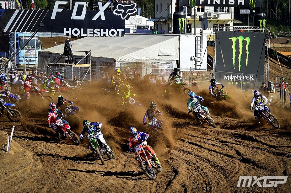 несколько пилотов попали в завал на старте квалификации MXGP несколько пилотов попали в завал на старте квалификации MXGP