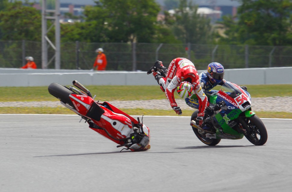 Авария с Хулианом Симоном, которая стала причиной возвращения Софуглу из Moto2 обратно в World Supersport Авария с Хулианом Симоном, которая стала причиной возвращения Софуглу из Moto2 обратно в World Supersport