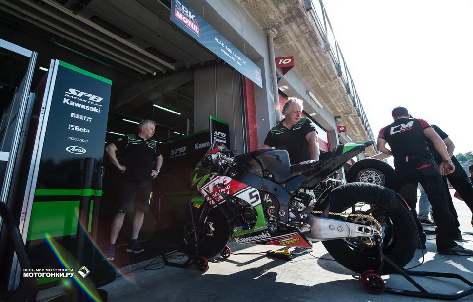Мотоцикл SPB Racing Team в боксе команды Мотоцикл SPB Racing Team в боксе команды