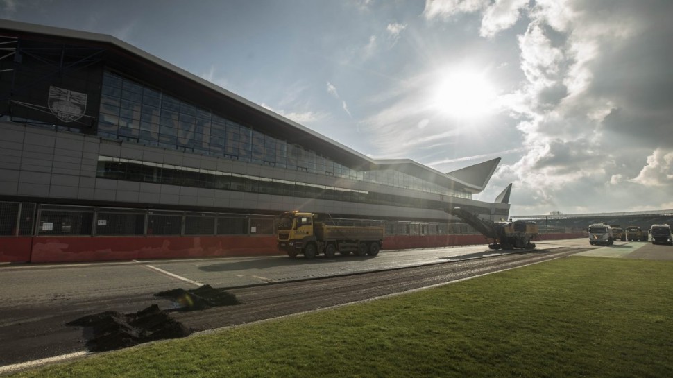 Silverstone Circuit следом за Барселоной и Хересом, а также Ле Маном полностью сменил асфальт Silverstone Circuit следом за Барселоной и Хересом, а также Ле Маном полностью сменил асфальт