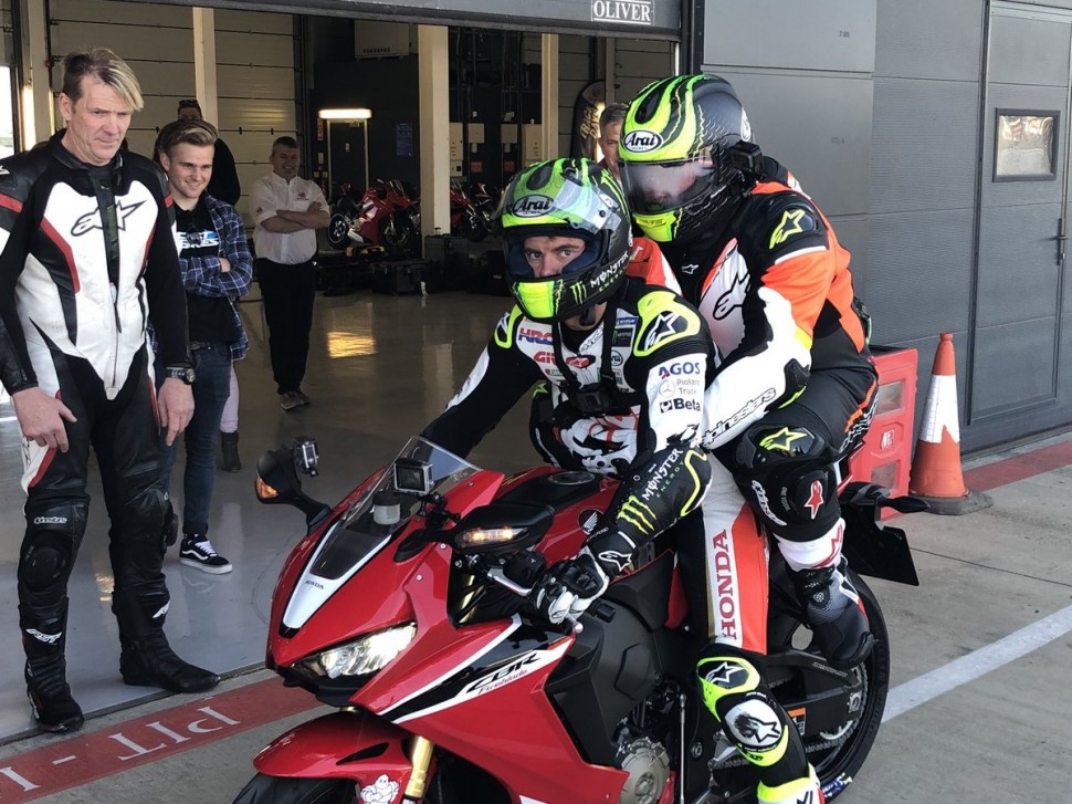 Демонстрационный круг по Silverstone на Honda CBR1000RR Fireblade SP1 с журналистом на борту Демонстрационный круг по Silverstone на Honda CBR1000RR Fireblade SP1 с журналистом на борту