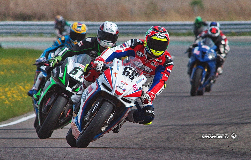 Леонов возглавляет 1-ю гонку RSBK нового сезона, Антон Ерёмин преследует его на первом круге Леонов возглавляет 1-ю гонку RSBK нового сезона, Антон Ерёмин преследует его на первом круге