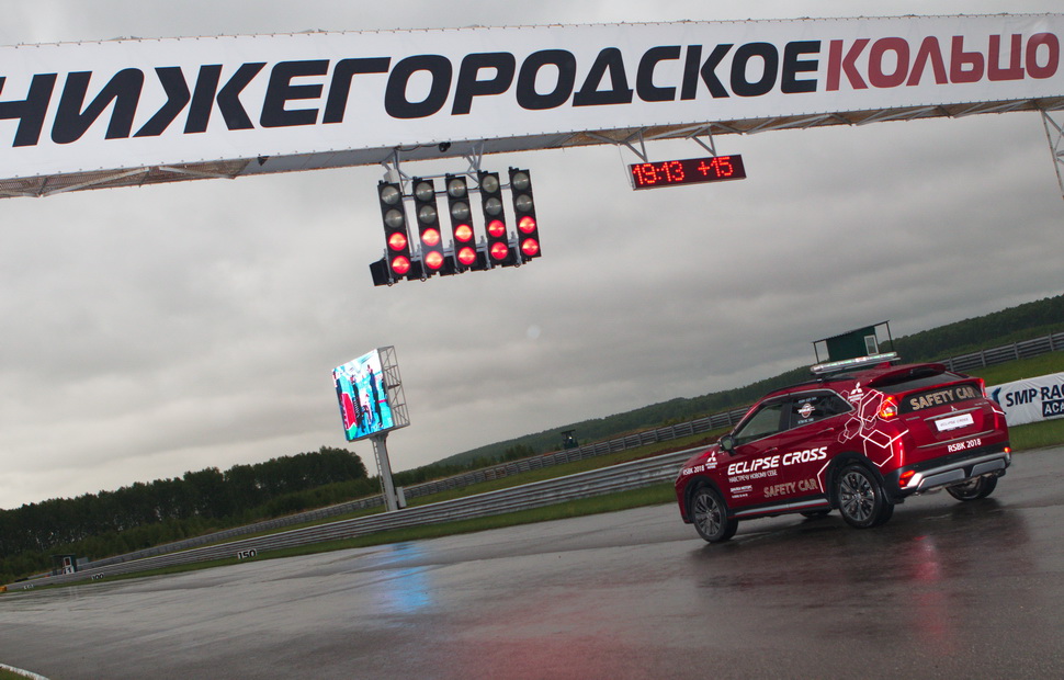 Дирекция совещается по поводу состояния трека в NRing - Safety Car готов к старту ознакомительного круга Дирекция совещается по поводу состояния трека в NRing - Safety Car готов к старту ознакомительного круга