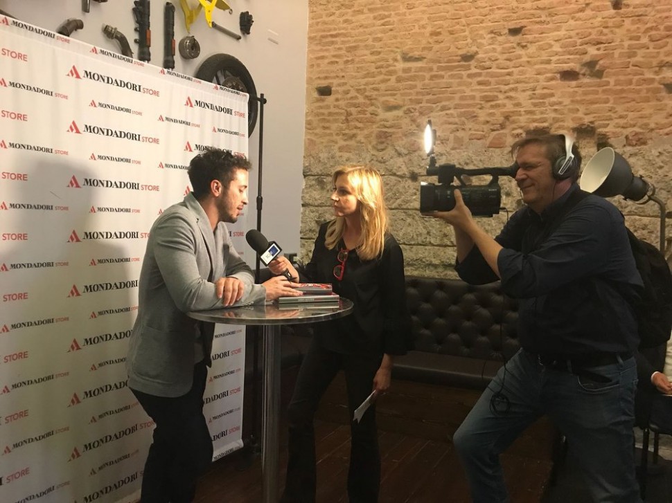 Небольшая презентация, немного журналистов - Locals only Небольшая презентация, немного журналистов - Locals only