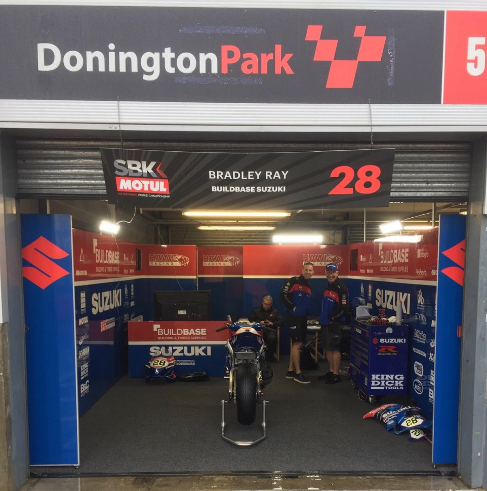 Гараж Buildbase Suzuki в Донингтоне Гараж Buildbase Suzuki в Донингтоне