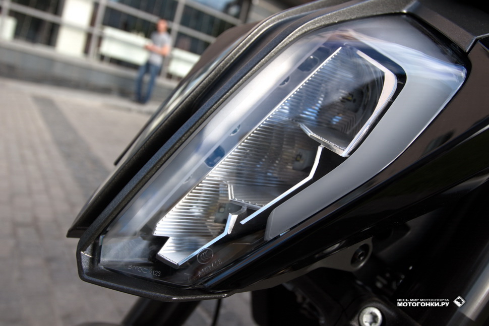 Трехсекционная диодная оптика KTM 790 Duke Трехсекционная диодная оптика KTM 790 Duke