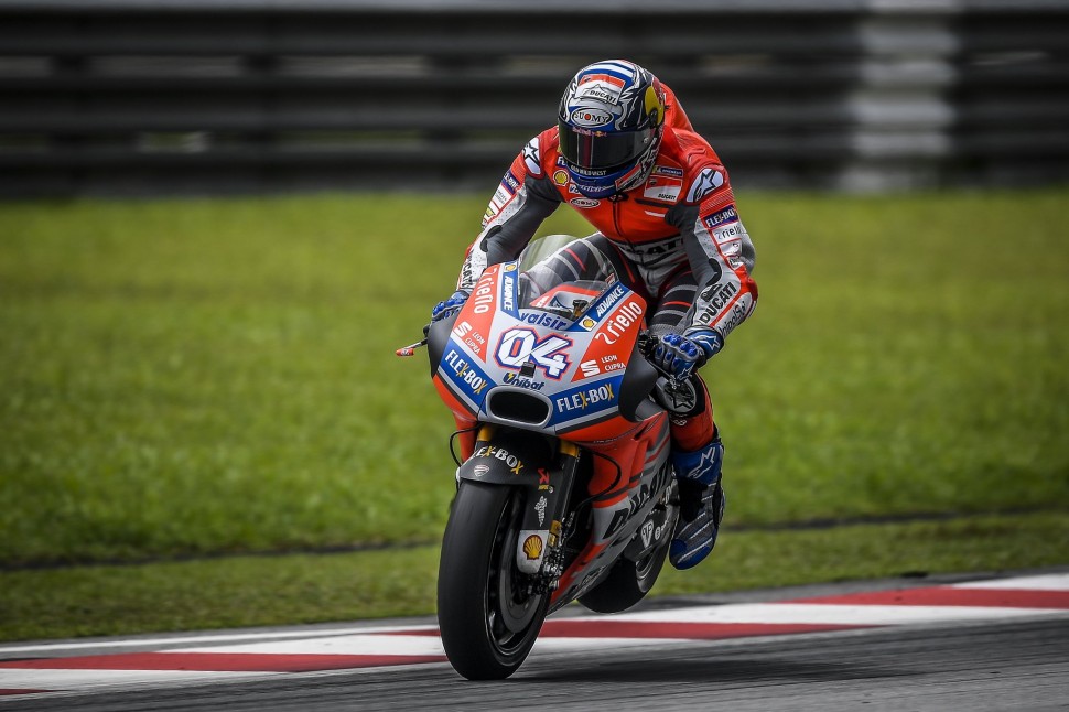 Ducati легко поднимается на переднее колесо перед 1-м поворотом в Муджелло Ducati легко поднимается на переднее колесо перед 1-м поворотом в Муджелло