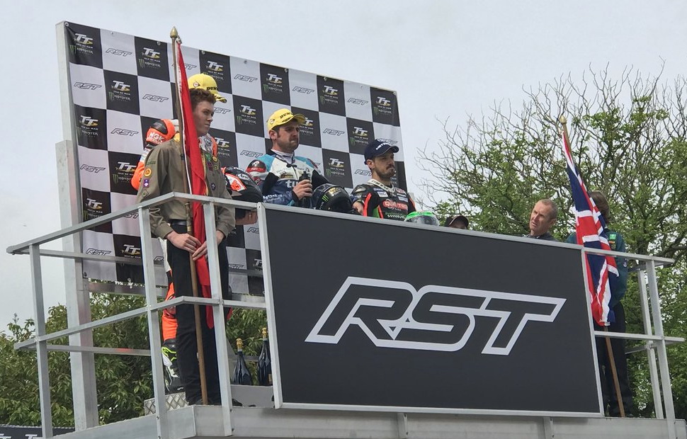 Майкл Данлоп выигрывает гонку Superbike TT на IOMTT-2018 Майкл Данлоп выигрывает гонку Superbike TT на IOMTT-2018
