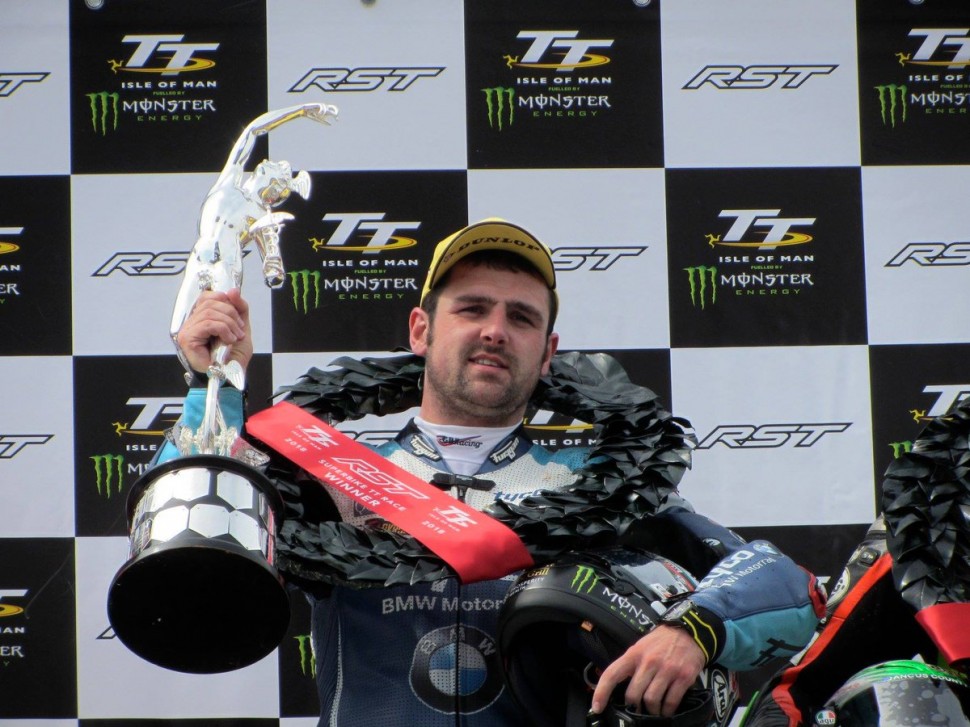 Майкл Данлоп выиграл гонку Superbike TT Майкл Данлоп выиграл гонку Superbike TT