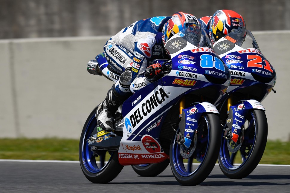 Дуэль напарников Gresini Moto3 Дуэль напарников Gresini Moto3