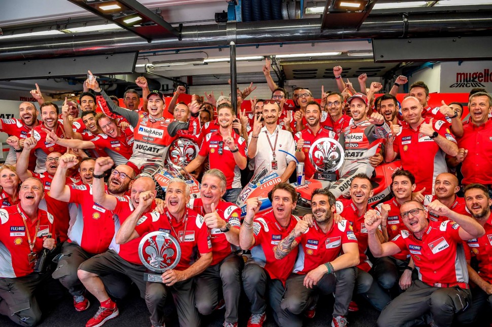Семейное фото Ducati Factory после дубля в Муджелло Семейное фото Ducati Factory после дубля в Муджелло