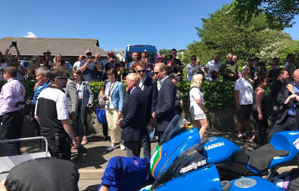 Принц Уильям гуляет по паддоку Isle of Man TT Принц Гарри гуляет по паддоку Isle of Man TT