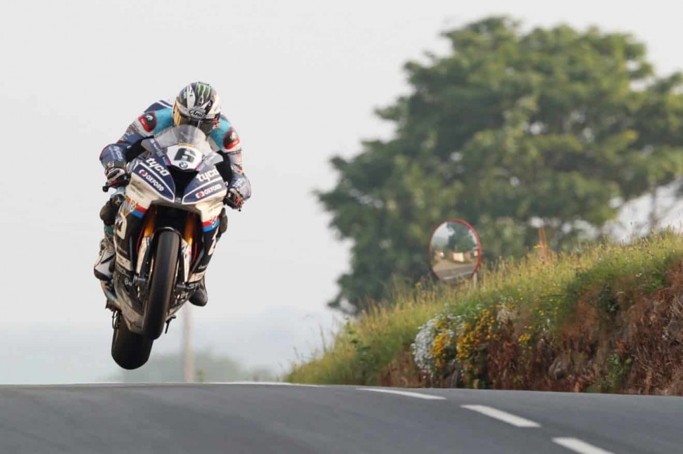 Майкл Данлоп на Tyco BMW S 1000 RR в гонке Superbike TT Майкл Данлоп на Tyco BMW S 1000 RR в гонке Superbike TT