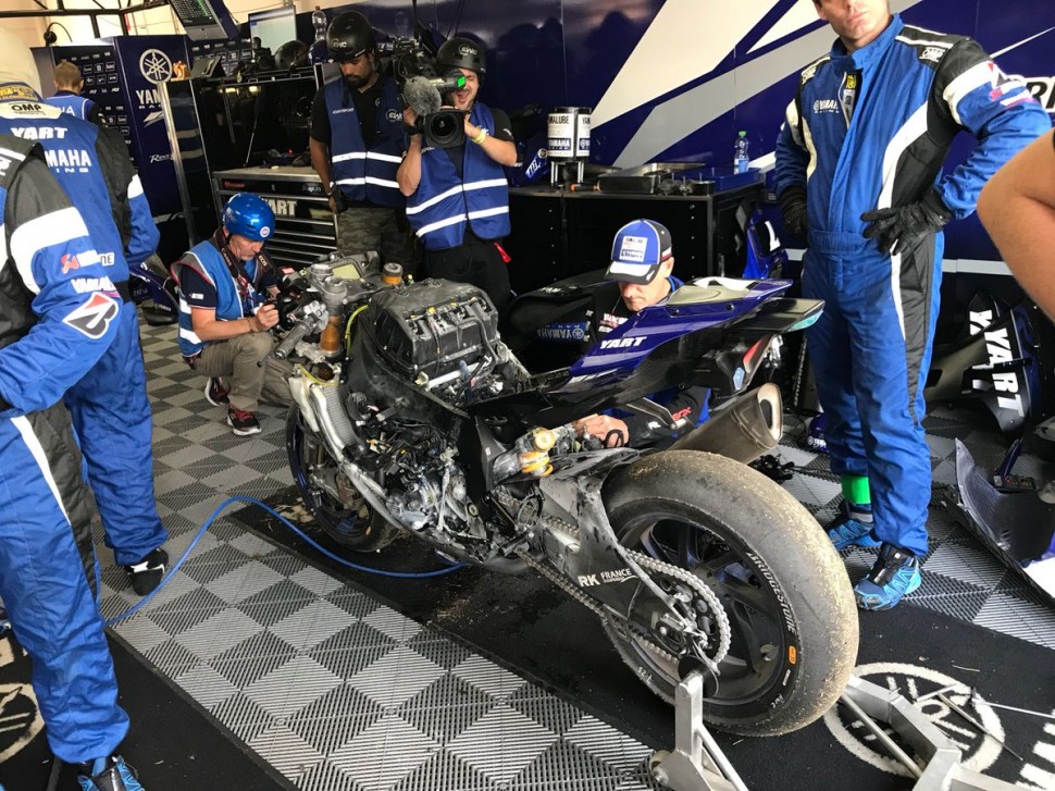 Мотоцикл YART Yamaha не успел серьезно пострадать от пожара при падении Мотоцикл YART Yamaha не успел серьезно пострадать от пожара при падении