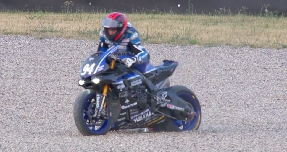 Майк Ди Меглио роняет свой GMT94 Yamaha на последних минутах гонки Майк Ди Меглио роняет свой GMT94 Yamaha на последних минутах гонки