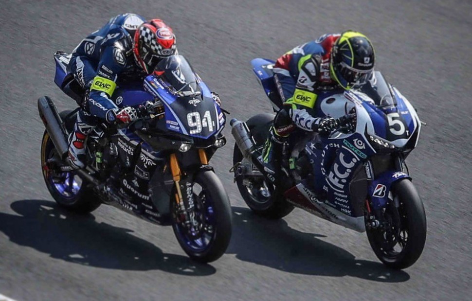 GMT94 Yamaha и F.C.C. TSR Honda идут ноздря в ноздрю GMT94 Yamaha и F.C.C. TSR Honda идут ноздря в ноздрю