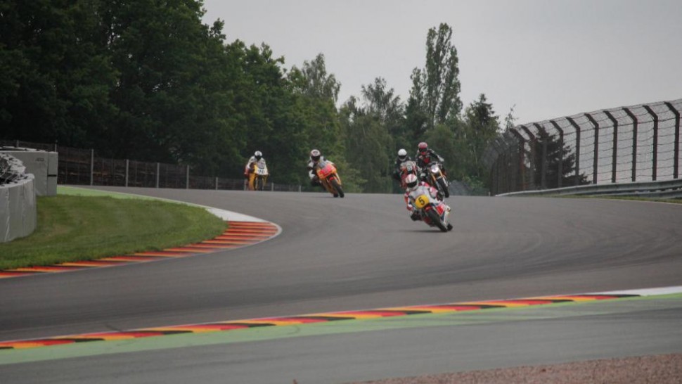 11-й поворот Sachsenring, предшествующий знаменитому спуску на 40 метров Wasserfall 11-й поворот Sachsenring, предшествующий знаменитому спуску на 40 метров Wasserfall