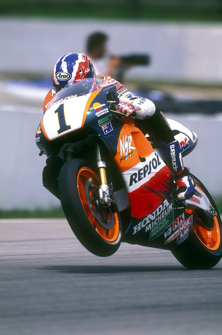 Привычный нам Мик Дуэйн на Honda NSR500 в расцветке Repsol Honda Привычный нам Мик Дуэйн на Honda NSR500 в расцветке Repsol Honda