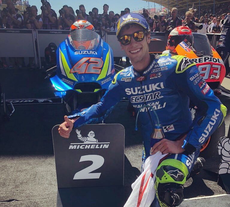 Алекс Ринс на подиуме MotoGP Алекс Ринс на подиуме MotoGP
