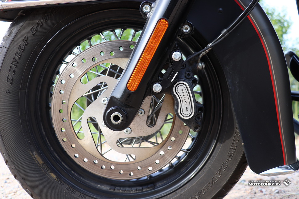 Тормоза с лейблом Harley-Davidson сделаны Brembo, покрышки - Dunlop. Подвески - Showa Тормоза с лейблом Harley-Davidson сделаны Brembo, покрышки - Dunlop. Подвески - Showa