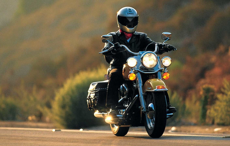 Со снятым ветровым стеклом Harley-Davidson Heritage приобретает вид как из 70-х Со снятым ветровым стеклом Harley-Davidson Heritage приобретает вид как из 70-х