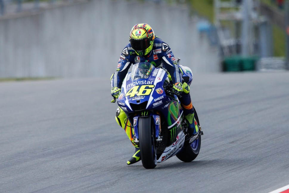 Валентино Росси тормози практически в stoppie перед первым поворотом Sachsenring Валентино Росси тормози практически в stoppie перед первым поворотом Sachsenring