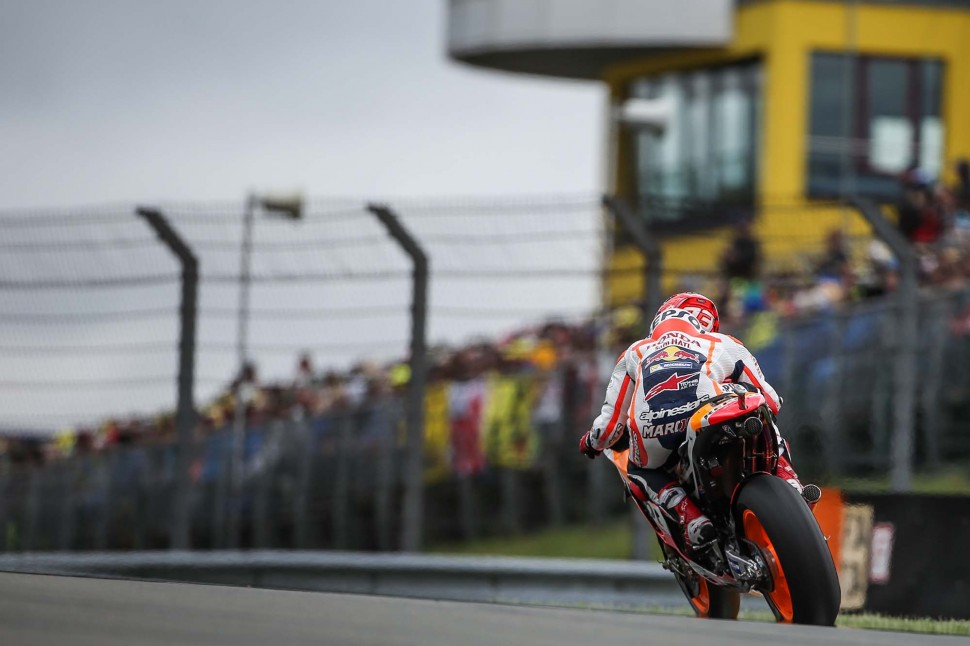 Марк Маркес выходит из последнего поворота - к своей 8-й победе в Sachsenring Марк Маркес выходит из последнего поворота - к своей 8-й победе в Sachsenring