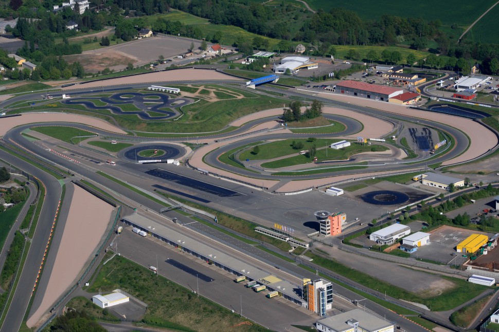 Sachsenring с высоты птичьего полета: вот это и вся территория, которую могут занять команды и сервисные службы MotoGP Sachsenring с высоты птичьего полета: вот это и вся территория, которую могут занять команды и сервисные службы MotoGP