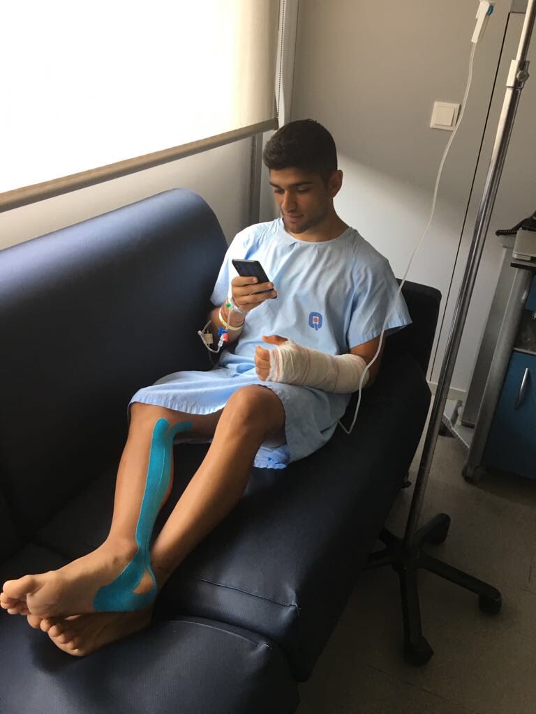 Экс-лидер чемпионата Moto3 - Хорхе Мартин смотрел гонку из Барселоны, по телефону. Но он рассчитывает вернуться через неделю! Экс-лидер чемпионата Moto3 - Хорхе Мартин смотрел гонку из Барселоны, по телефону. Но он рассчитывает вернуться через неделю!
