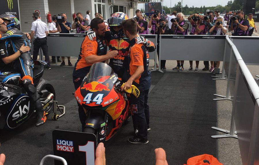 Мигель Оливера вышел в лидеры чемпионата мира по Мото Гран-При в классе Moto2 Мигель Оливера вышел в лидеры чемпионата мира по Мото Гран-При в классе Moto2