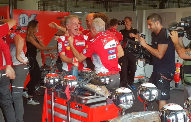 Настоящий взрыв в гараже Ducati! Настоящий взрыв в гараже Ducati!